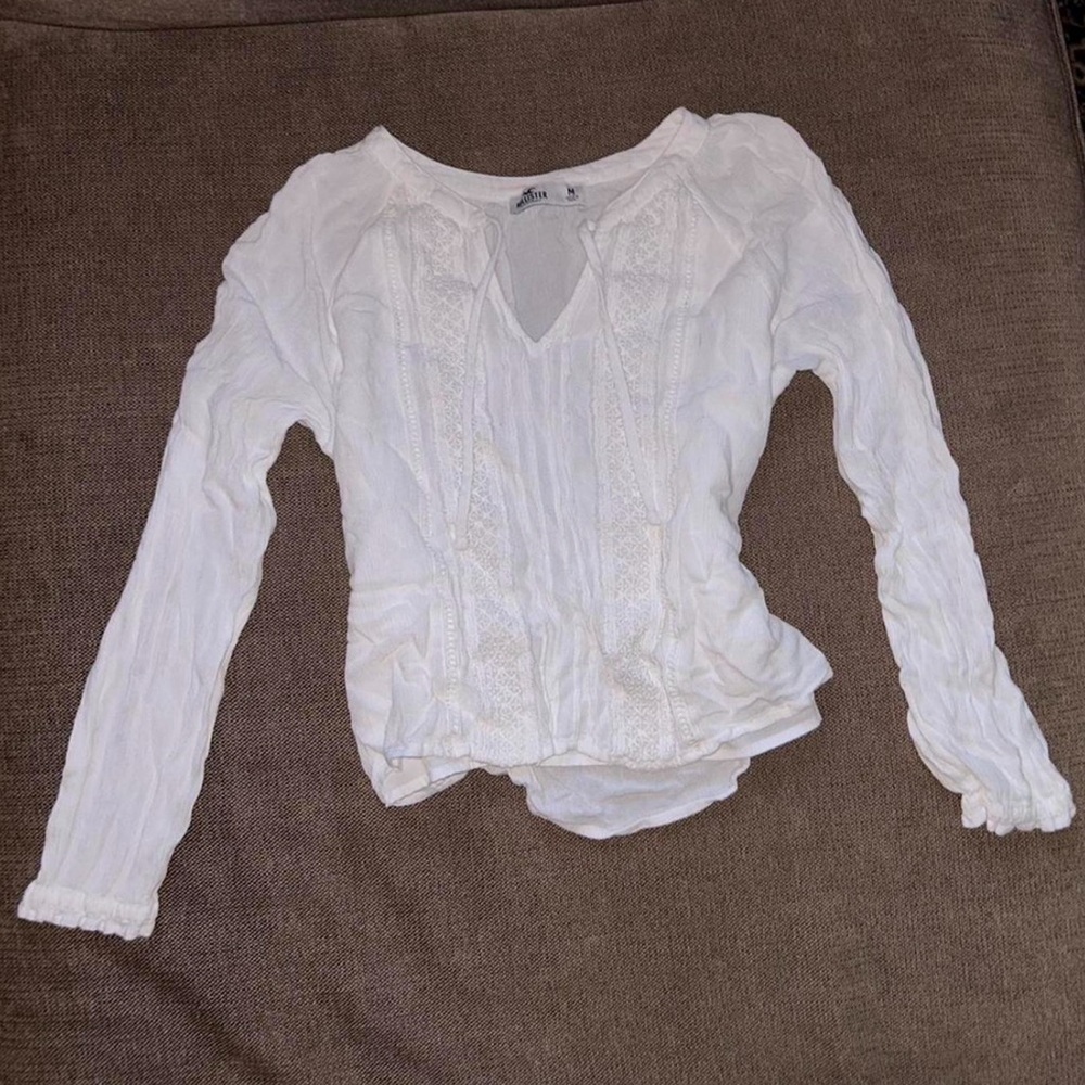 super cute beachy flowy hollister top🤍